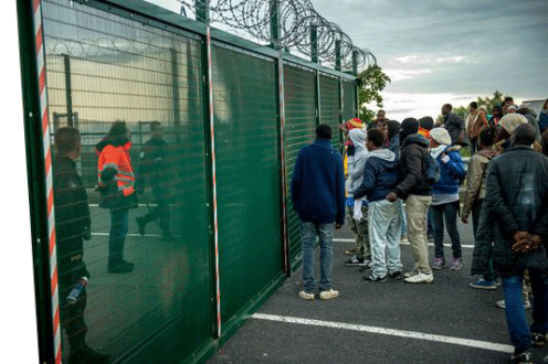 4705165_6_3bca_des-migrants-devant-la-zone-du-tunnel-a_284edf6a6724efc967a37caa16d53c18b
